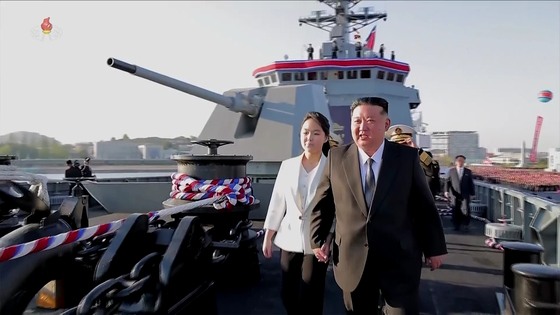   娘ジュエと進水式に出席した金正恩国務委員長　［ニューシス］