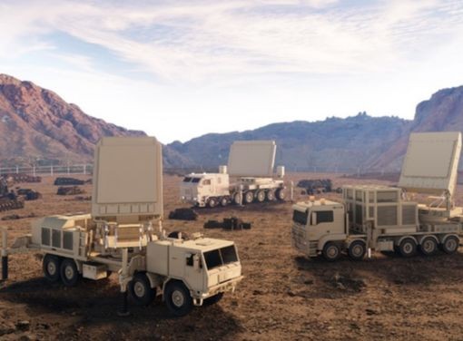 右側がハンファシステムの長射程砲迎撃体系多機能レーダー（ＬＡＭＤ　ＭＦＲ）。左から中距離地対空誘導武器体系多機能レーダー（Ｍ－ＳＡＭ－II　ＭＦＲ）、長距離地対空誘導武器体系多機能レーダー（Ｌ－ＳＡＭ　ＭＦＲ）、長射程砲迎撃体系多機能レーダー（ＬＡＭＤ　ＭＦＲ）。　［写真　ハンファシステム］