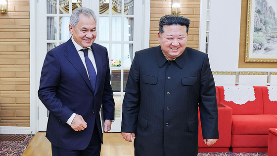 ロシアのショイグ安全保障会議書記と北朝鮮の金正恩労働党総秘書。昨年９月、ショイグ書記が北朝鮮を訪問した当時の写真。　［ニュース１］