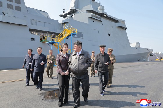 北朝鮮の金正恩国務委員長が新型多目的駆逐艦「崔賢」進水式の３日後に行われた初の武装試験射撃を参観し、「海軍の核武装化」を加速するよう指示した。ミサイル総局、国防科学院、探知電子戦総局が駆逐艦「崔賢」に搭載された武装体系の性能および戦闘適用性試験に着手したと、朝鮮中央通信が３０日報じた。　［聯合ニュース］
