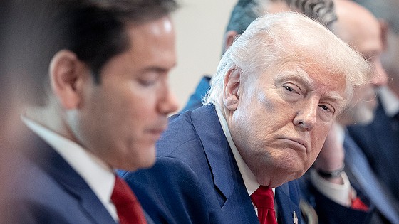閣議で長官の発言を聞くトランプ米大統領　［ＥＰＡ＝聯合ニュース］