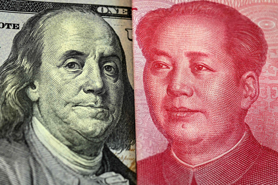 米国の１００ドル紙幣と中国の１００元紙幣。［写真　ＡＦＰ＝聯合ニュース］