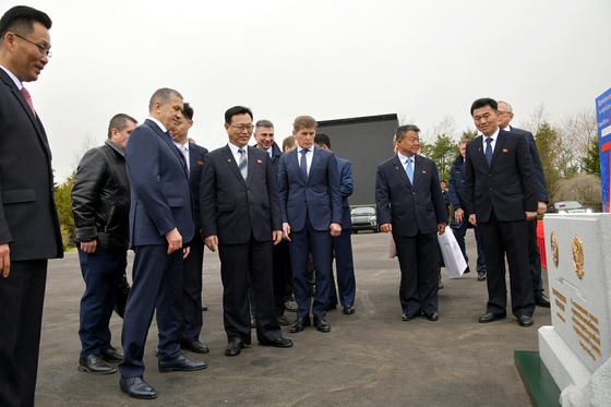 朝鮮労働党機関紙の労働新聞は北朝鮮の羅先とロシアのハサンで「朝ロ国境自動車橋建設着工式」が同時に開催されたと報道した。［写真　労働新聞＝ニュース１］