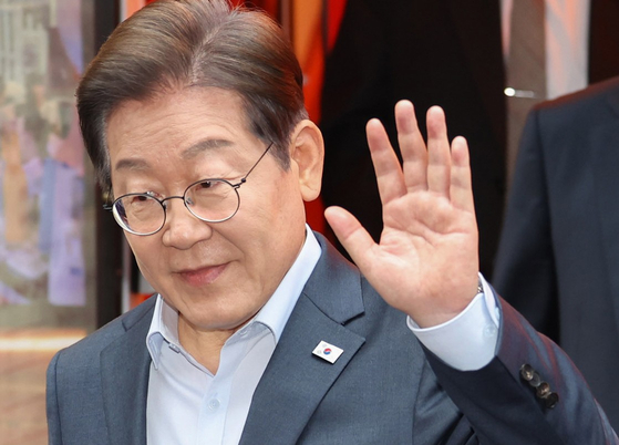 韓国最大野党「共に民主党」の大統領候補である李在明（イ・ジェミョン）氏が１日、ソウル鍾路区（チョンノグ）のある屋台飲食店で「あなたの一日を作る、見えない英雄たち」というテーマで開かれた配達員、宅配運転手らの非典型労働者との懇談会を終えた後、大衆の前で手を振っている。キム・ソンリョン記者