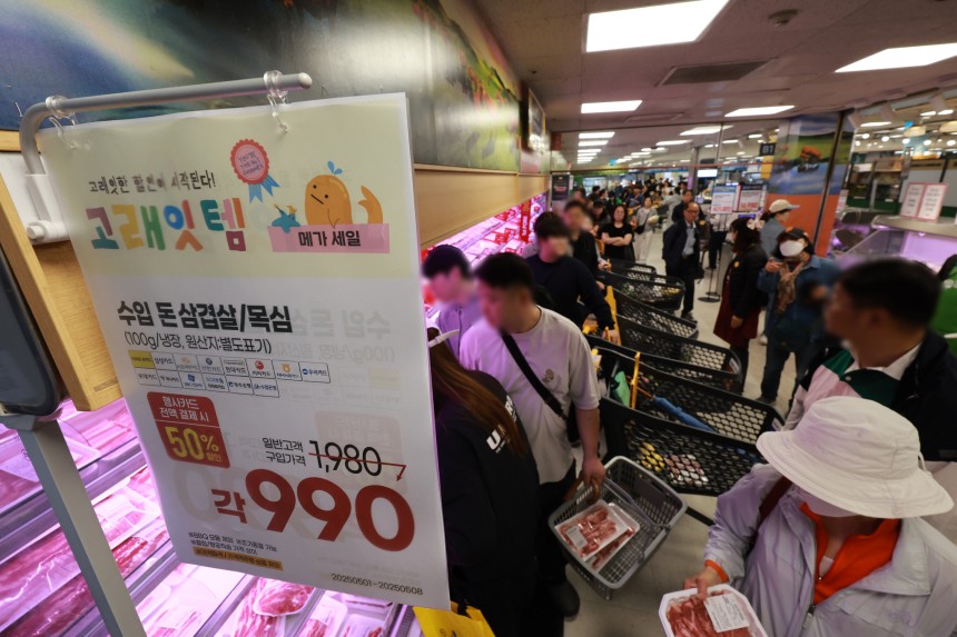 飛び石連休初日の１日、ソウルのイーマート恩平（ウンピョン）店を訪れた市民が豚肉を見ている。　［聯合ニュース］