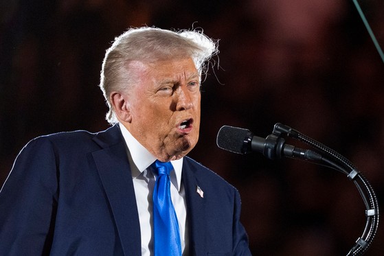 米国のドナルド・トランプ大統領が１日（現地時間）、アラバマ大学の卒業式で祝辞を述べている。［写真　ＡＰ＝聯合ニュース］