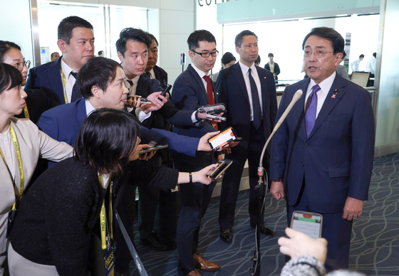 トランプ関税に対する２回目の交渉のために先月３０日、米国を訪問した赤沢亮正経済再生担当相が記者団の質問に答えている。［写真　ＥＰＡ・時事通信＝聯合ニュース］