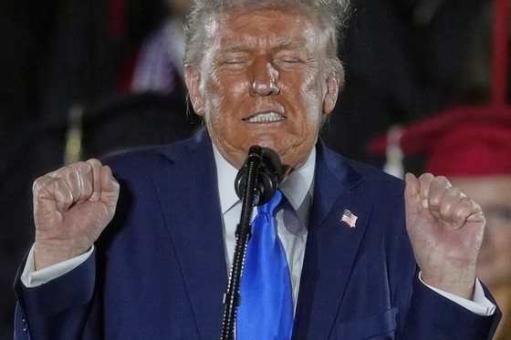 米国のドナルド・トランプ大統領が１日（現地時間）、アラバマ大学の卒業式でトランスジェンダーのウエイトリフティング選手に対して演説して特有の誇張された表情を浮かべている。 ［写真　ＡＰ＝聯合ニュース］