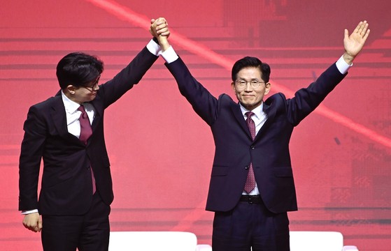 「国民の力」の金文洙（キム・ムンス）大統領候補が３日午後、京畿道一山のＫＩＮＴＥＸで開かれた党大会で最終候補に確定し喜んでいる。イム・ヒョンドン記者