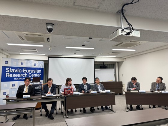 先月２８日に北海道大学で「トランプ時代：世界情勢の変動と韓日米協力」を主題に開かれたシンポジウム（韓国外国語大学国際地域研究センターＨＫ＋国家戦略事業団、北海道大学公共政策大学院共同主催）で専門家らが熱を帯びた討論をしている。キム・サンジン記者