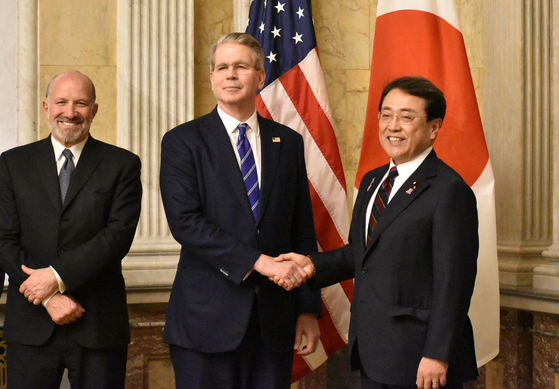 赤沢亮正経済再生担当相が１日、米国で関税交渉の前、ベッセント財務長官と握手している。　［時事・ＡＦＰ＝聯合ニュース］