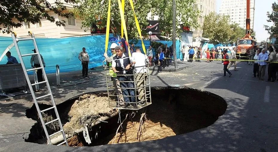 イランで発生したシンクホール。［写真　Ｉｒａｎｗｉｒｅ．ｃｏｍ］