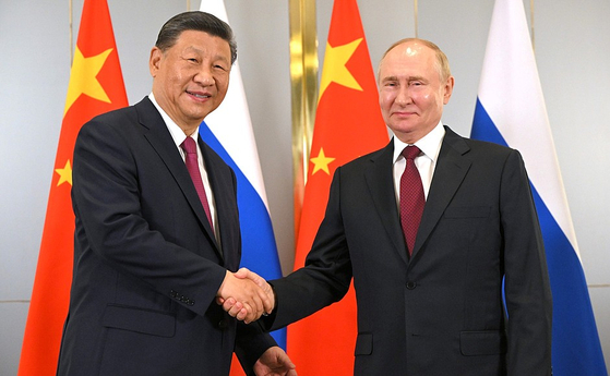 昨年７月３日、カザフスタンのアスタナで会談前に握手する中国の習近平国家主席（左）とロシアのプーチン大統領（右）　［ロシア大統領府ホームページ　キャプチャー］