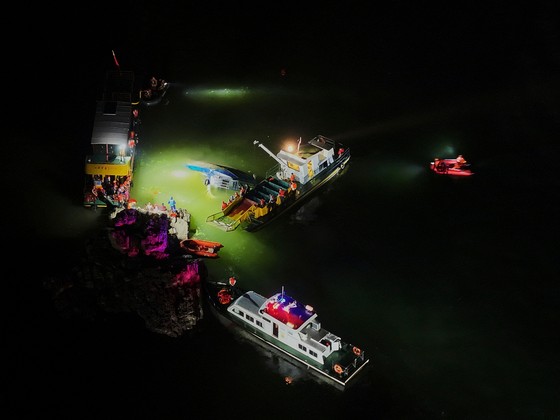 遊覧船転覆事故現場で行方不明者を捜索している救助隊員。［写真　新華＝聯合ニュース］