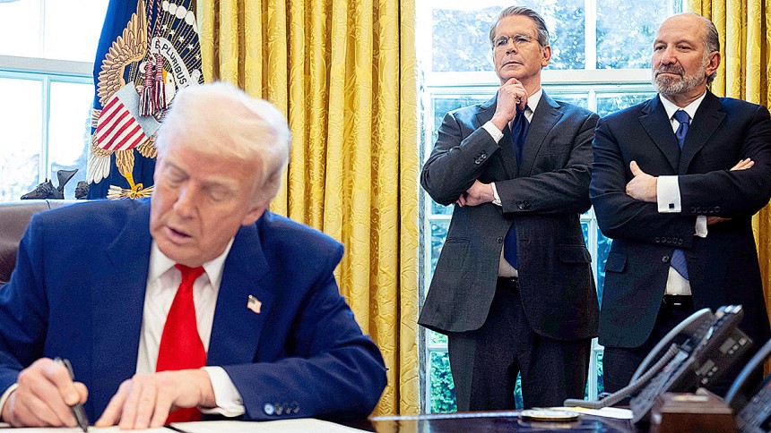 トランプ米大統領が行政命令に署名する姿をベッセント財務長官（中）とラトニック商務長官（右）が見ている。　［ＡＦＰ＝聯合ニュース］