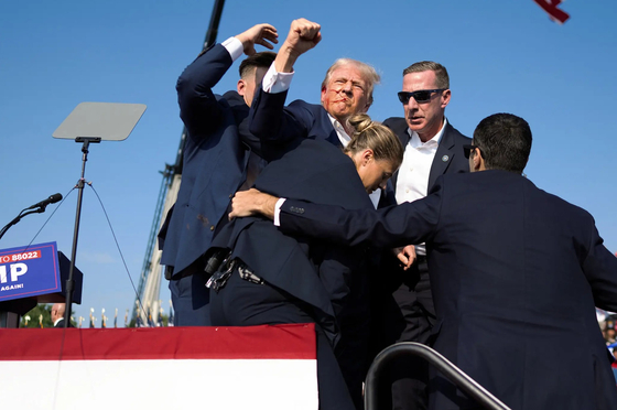  ニューヨーク・タイムズ（ＮＹＴ）のダグ・ミルズ記者にピューリッツァー賞をもたらした写真。ドナルド・トランプ当時候補が銃撃された瞬間だ。［写真　ピューリッツァ賞選定委員会］