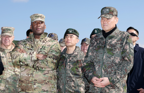   訓練現場の韓国合同参謀本部議長と韓米連合軍司令官　［ニュース１］