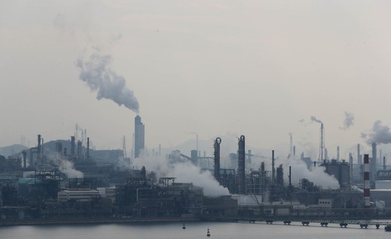  石油化学企業が密集する全羅南道の麗水国家産業団地から白い水蒸気が上がっている。［写真　聯合ニュース］
