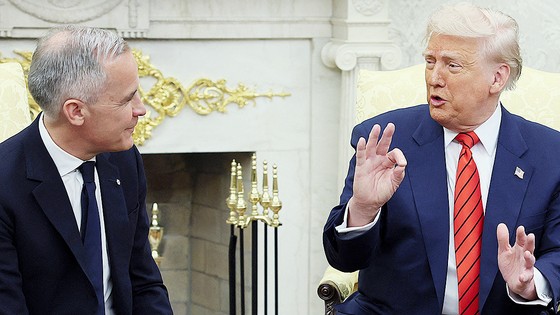 米国のドナルド・トランプ大統領（右）とカナダのマーク・カーニー首相が６日（現地時間）、米ワシントンＤ．Ｃ．ホワイトハウスで歓談をしている。［写真　ロイター＝聯合ニュース］