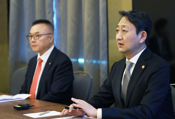 ６日（現地時間）、チェコ・プラハに到着し、取材陣と懇談会を開いた安徳根（アン・ドクグン）産業通商資源部長官（右）と黄柱鎬（ファン・ジュホ）韓国水力原子力社長　［写真　産業通商資源部］