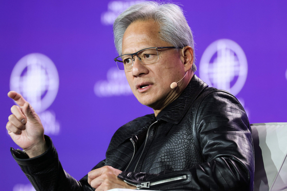 ６日に米ロサンゼルスで開かれた「ミルケン・カンファレンス２０２５」で発言するエヌビディアのジェンスン・フアン最高経営責任者（ＣＥＯ）。［写真　ＡＦＰ＝聯合ニュース］
