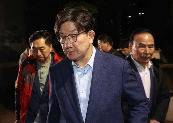 国民の力の権性東（クォン・ソンドン）院内代表が候補一本化問題で党指導部と葛藤が生じている金文洙（キム・ムンス）大統領候補に会うため６日夜、ソウル冠岳区の金候補の自宅前で金候補を待ったが、会えずに引き返した。［ニュース１］