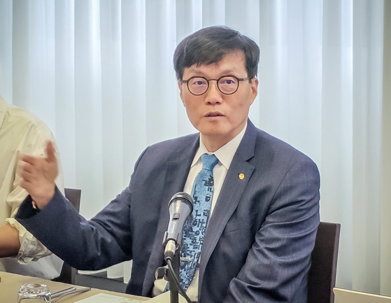 韓国銀行の李昌鏞（イ・チャンヨン）総裁が５日午前（現地時間）、アジア開発銀行（ＡＤＢ）年次総会参加のために訪問したイタリア・ミラノのホテルで記者団を交えた懇談会を開いている。［写真　韓国銀行］