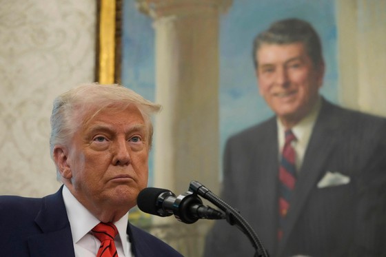 トランプ大統領が６日にホワイトハウスで行われたウィトコフ中東担当特使就任宣誓式で演説している。［写真　ＡＰ＝聯合ニュース］
