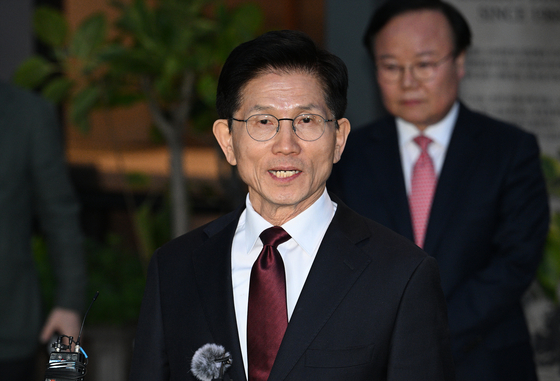 韓国与党「国民の力」の金文洙（キム・ムンス）大統領候補が７日、ソウル鍾路区（チョンノグ）のある食堂で無所属の韓悳洙（ハン・ドクス）予備候補と候補単一化関連の会合を終えた後、会見に臨んでいる。国民の力の金候補と無所属の韓予備候補は候補単一化議論を行うために会ったが、合意した事項もなく終わった。［写真　聯合ニュース］