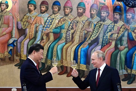 ２０２３年３月、モスクワの大統領府で会った中国の習近平国家主席とロシアのプーチン大統領　［ＡＰ＝聯合ニュース］