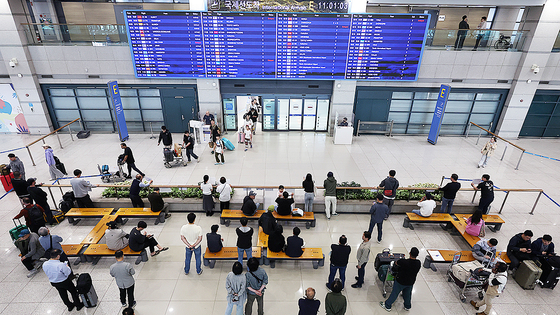 子どもの日の連休最終日だった６日午前、仁川（インチョン）国際空港第１ターミナルの入国場が、旅行を終えて日常に戻ろうとする利用客でにぎわっている。［写真　ニュース１］