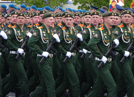 昨年５月９日、ロシアのモスクワにある赤の広場で開かれた戦勝記念日の軍事パレードで軍人が行進している。［写真　聯合ニュース］