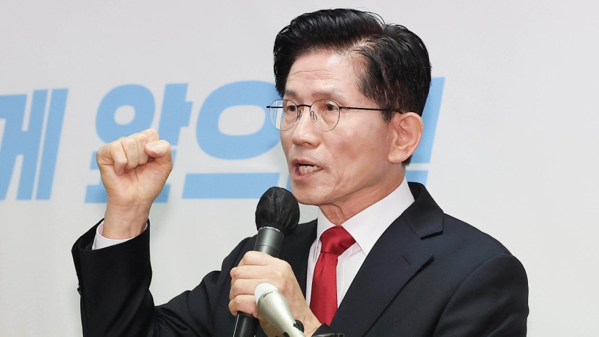 韓国与党「国民の力」の金文洙（キム・ムンス）大統領候補が８日、ソウル汝矣島（ヨイド）の大河（テハ）ビルに用意された選挙キャンプ事務室で緊急記者会見を開き、候補単一化に関する立場を明らかにしている。イム・ヒョンドン記者