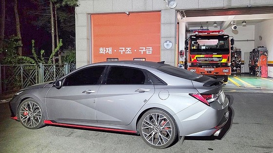 １１９安全センター前に立ちはだかっている乗用車。　［写真　聯合ニュース］  ​