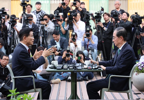 金文洙（キム・ムンス）韓国与党「国民の力」大統領候補と韓悳洙（ハン・ドクス）無所属大統領候補が８日、ソウル汝矣島（ヨイド）の国会「川辺書斎」野外で単一化関連の話し合いをしている。［写真　ニュース１］
