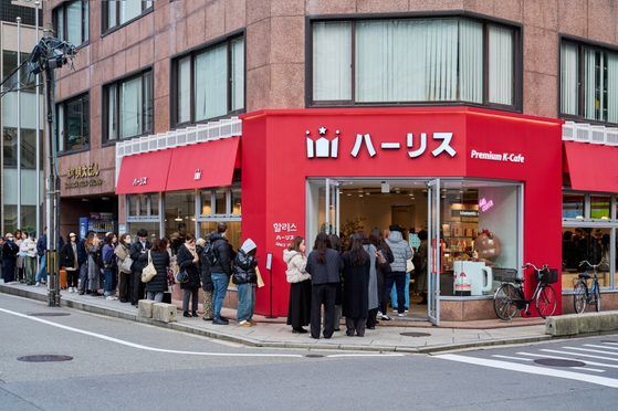 今年３月にハーリスコーヒーが大阪にオープンした本町店。　開店初日、客が相次いで店舗を訪れている。［写真　ＫＧ　Ｆ＆Ｂ］