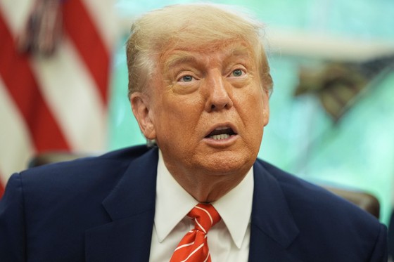 ドナルド・トランプ米大統領が８日（現地時間）、ワシントンＤＣのホワイトハウスで英国との貿易協定妥結のニュースを発表した後、取材団の質問に答えている。［写真　ＡＰ＝聯合ニュース］