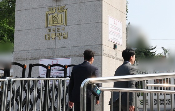 海兵隊員殉職事件捜査外圧疑惑を捜査する高位公職者犯罪捜査処の捜査官が７日、大統領秘書室と国家安保室に対する家宅捜索のためソウル竜山区（ヨンサング）大統領室民願室に向かっている。　［写真　ニュース１］