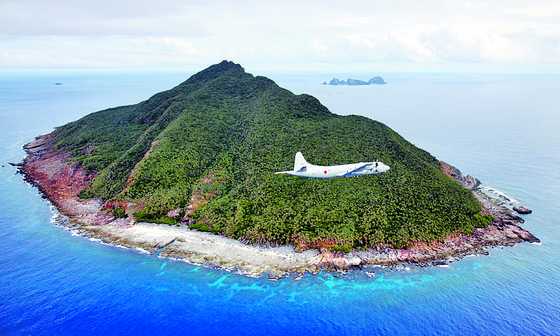 日本海上自衛隊航空機が尖閣諸島（中国名：釣魚島）上空を飛行している。［写真　ＡＦＰ＝聯合ニュース］
