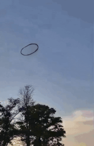 米カンザス州の上空に現れた黒いリング。［動画　ＳＮＳ］