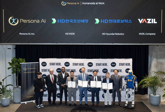 ＨＤ韓国造船海洋とＨＤ現代ロボティクスは最近、米ヒューストンでＡＩ基盤ヒューマノイドロボット専門企業ペルソナＡＩ、ロボットエンジニアリング企業ＶＡＺＩＬカンパニーと造船熔接用ヒューマノイド開発のための業務協約を締結したと８日、明らかにした。［写真　ＨＤ現代］