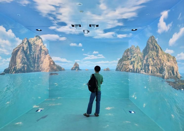 東京領土・主権展示館のイマーシブ・シアターで独島を鑑賞する観覧客。［写真　徐坰徳教授］  ​
