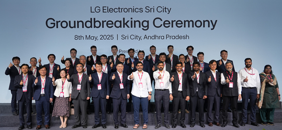 ＬＧエレクトロニクスにとって３番目のインド家電工場着工式が８日（現地時間）、インド南東部アンドラプラデッシュ州スリシティ建設現場で開かれた。下の列左５人目からＬＧエレクトロニクスの李載星　（イ・ジェソン）ＥＳ事業本部長（副社長）、柳在哲（リュ・ジェチョル）ＨＳ事業本部長（社長）、Ｎａｒａ　Ｌｏｋｅｓｈ州人的資源開発省長官。［写真　ＬＧエレクトロニクス］