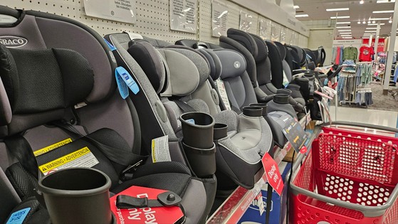 米国ワシントンＤ．Ｃ．近隣のバージニアに位置したショッピングセンター「ターゲット（Ｔａｒｇｅｔ）」の乳児用品コーナーに中国産カーシートが陳列されている。カン・テファ特派員