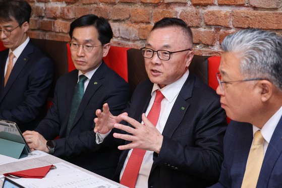 韓国水力原子力の黄柱鎬（ファン・ジュホ）社長（右から２人目）が８日（現地時間）、チェコ・プラハで記者懇談会を開いて発言している。［写真　韓国水力原子力］