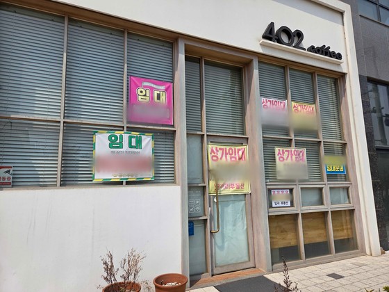 先月１０日、京畿道平沢市古徳洞の店舗に「賃貸問い合わせ」と書かれた案内文が付いている。　イ・ガラム記者