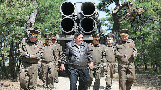 金正恩国務委員長が８日、長距離砲およびミサイル体系合同打撃訓練を指導したと、党機関紙の労働新聞が９日報じた。今回の訓練には「６００ミリ多連装放射砲」と戦術弾道ミサイル「火星（ファソン）１１カ」が動員された。　［労働新聞＝ニュース１］