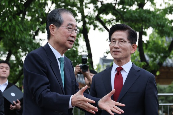 国民の力の金文洙（キム・ムンス）大統領選候補と無所属の韓悳洙（ハン・ドクス）大統領選予備候補が８日、ソウル国会のコーヒーショップで会った。　［聯合ニュース］