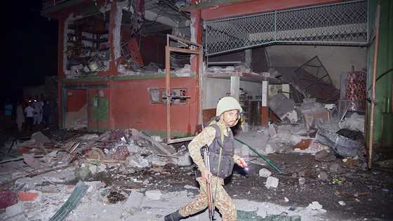 パキスタン領カシミールの州都で最大都市のムザファラバード近隣で７日（現地時間）、パキスタンの陸軍兵士がインドのミサイル攻撃で被害を受けた建物をみている。この日、インド軍はテロリストの本拠地を攻撃するという理由でパキスタン地域の９カ所を攻撃した。　［ＡＰ＝聯合ニュース］