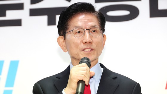 金文洙（キム・ムンス）国民の力大統領候補が１０日、ソウル汝矣島キャンプ事務室で緊急記者会見を開き、党指導部主導の史上初の大統領候補交代強行に対する立場を明らかにしている。　［聯合ニュース］